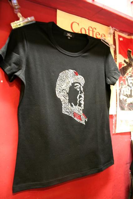 こちらのTシャツはHK$280です。近々ニューデザインのTシャツとポロシャツが入荷するそうです。楽しみです。