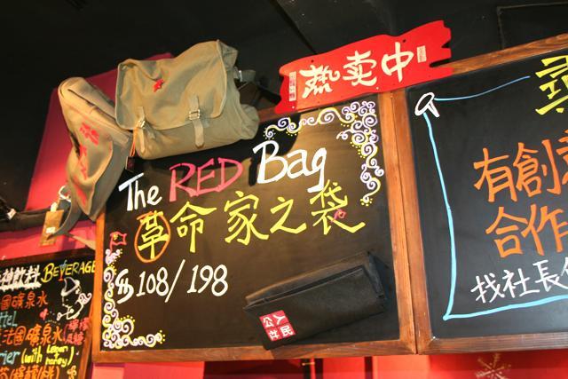 「熱売中！！」これらのショルダーバッグが取材時のショップいちおし商品でした。