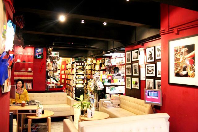 パソコンが３台あり無料インターネットが楽しめます。また、この「人民公社」の中は無線LANの環境も整っているので、無線接続ができるノートブックパソコンを持ってる人には嬉しいニュースですネ。