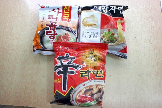 インスタントラーメン人気ベスト３は、ジャン！<br>NO.1辛ラーメンHK$7（写真下）<BR>NO.2ポテトヌードルHK$10（写真右） <BR>NO.3ビーフボーンヌードルHK$8（写真左） 