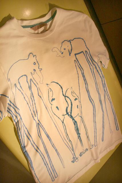 こちらは、とっても足の長いひよこたち。象を見上げています。 ［HK$368］