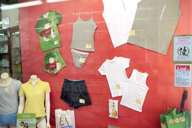 ショーウインドーにはChicksのアウターもディスプレイされていますが、このジョーダン店はアンダーウエアのみの取り扱いです。