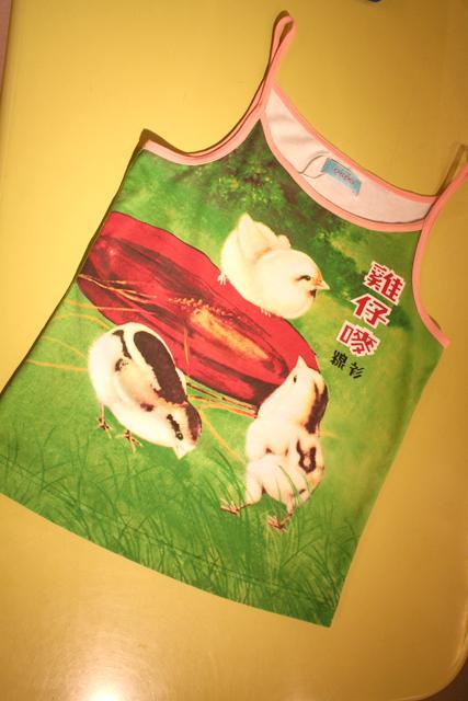インナーにしてしまうのはもったいないようなお揃いのタンクトップもあります。［HK$229］