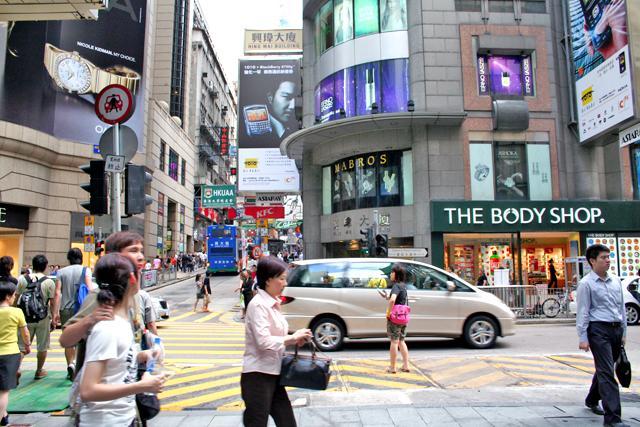 正面の道、皇后大道中（Queen’s Road Central）の信号を渡り道の反対側に行き右方向に歩きます。