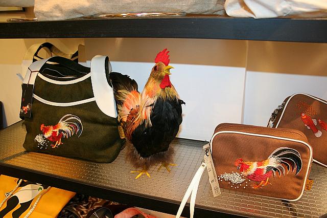 リアルなニワトリも、モダンなデザイン刺繍に感じられます