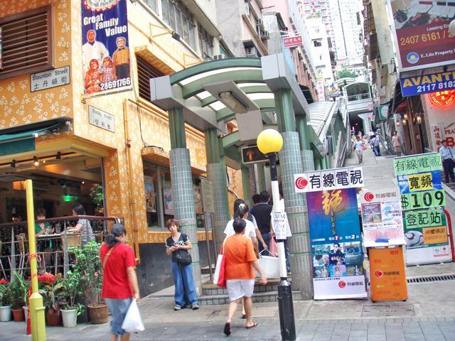 士丹頓街を右に曲がり100ｍ程歩いた左側の卑利街を曲がってすぐ見えます。