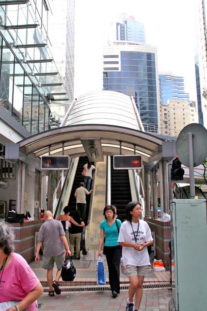 ソーホーへ行く長いエスカレーターの乗り口が出てきますので乗ってください。