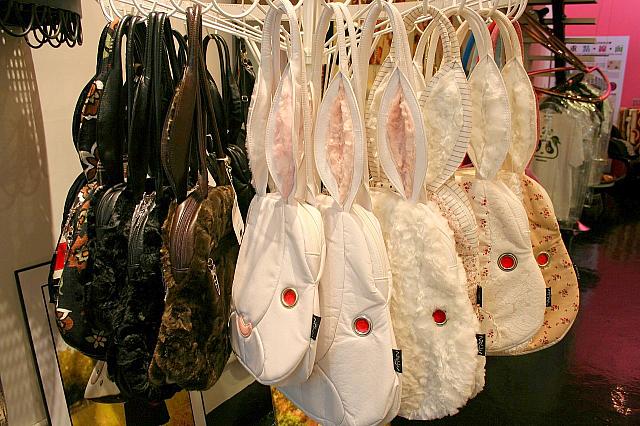 合成樹皮やフェイクファーなど素材も様々