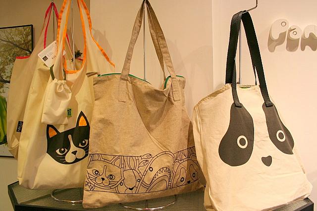 お買いものバッグにも、ムーンキャラ総出です