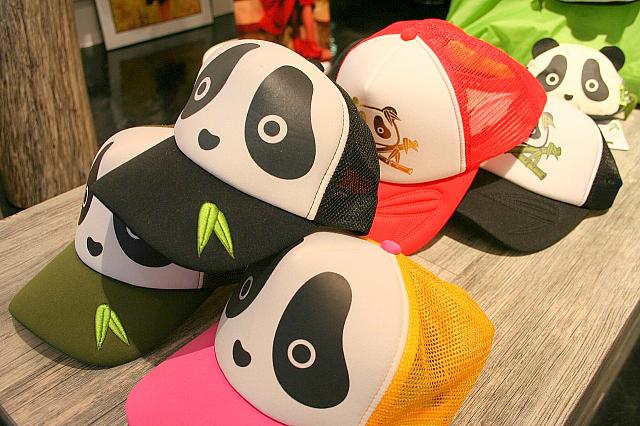 キャップは、モノクロとカラフルのコントラストがGOOD!