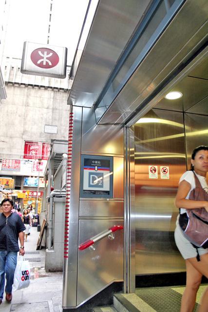 MTR港島線およびMTR荃湾線中環（Central）駅D2出口より徒歩15分。D2出口を右方向に出て上海灘のビルの角を左に曲がります。