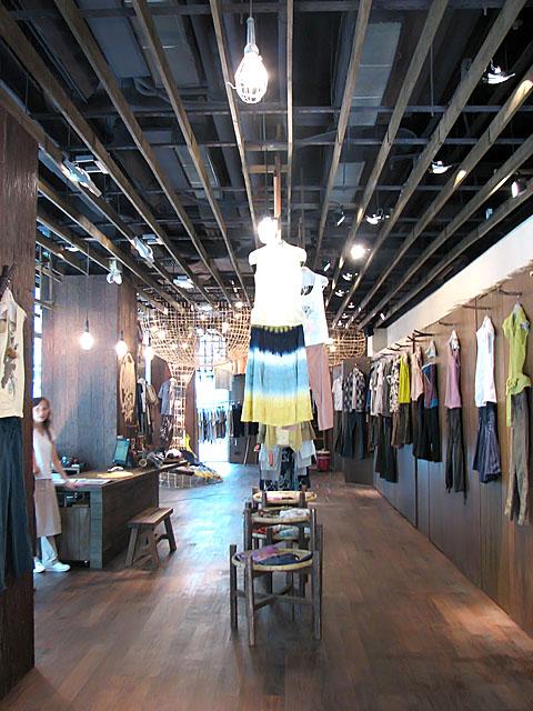 開放感を与えているお店の高い天井。 