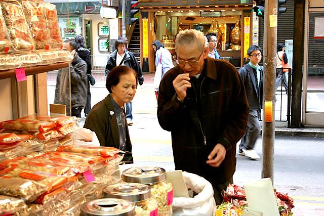 新年のときに欠かせない、瓜子（スイカの種）の試食をしています。 
