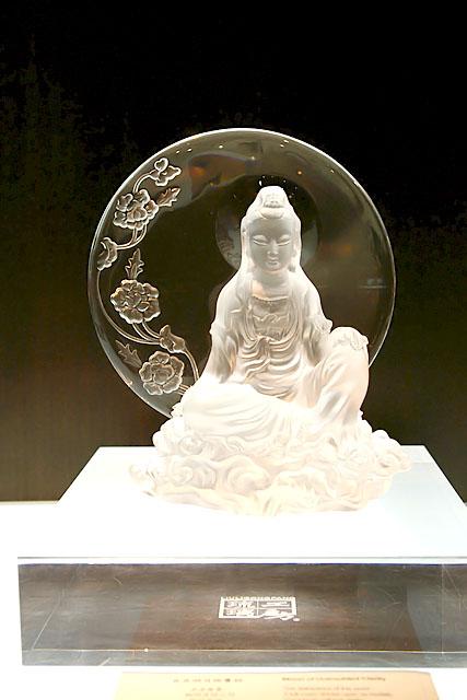 流れるような美しいラインと、透明な丸いガラスとのコントラストが芸術性の高い作品。＄12,100