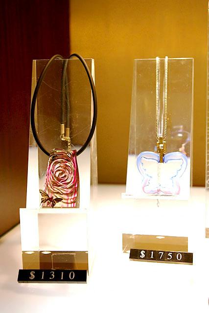 蝶をモチーフにしたネックレス。＄1,310、＄1,750