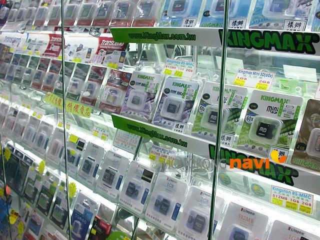 ずらりと並ぶカード類は圧巻