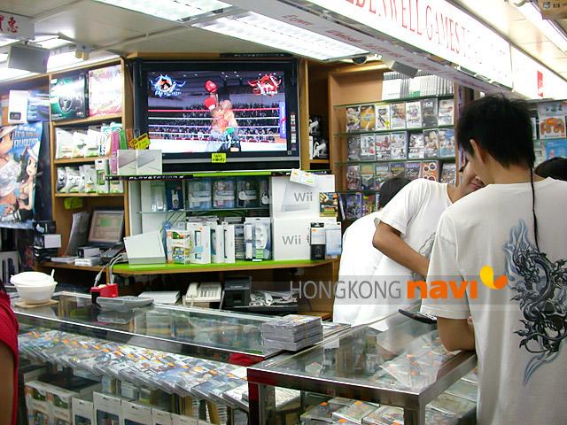 大きなテレビが目印です