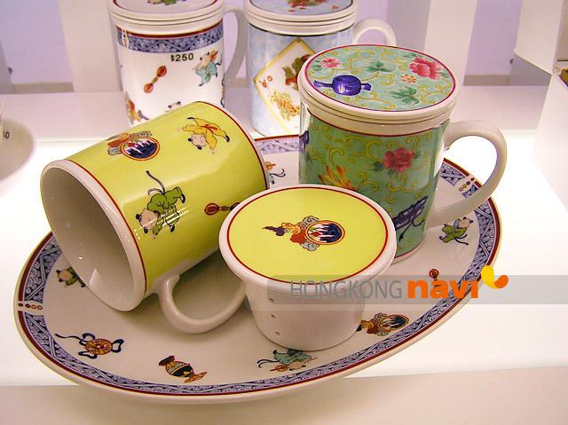 蓋つきのマグカップも絵柄が選べて可愛い！