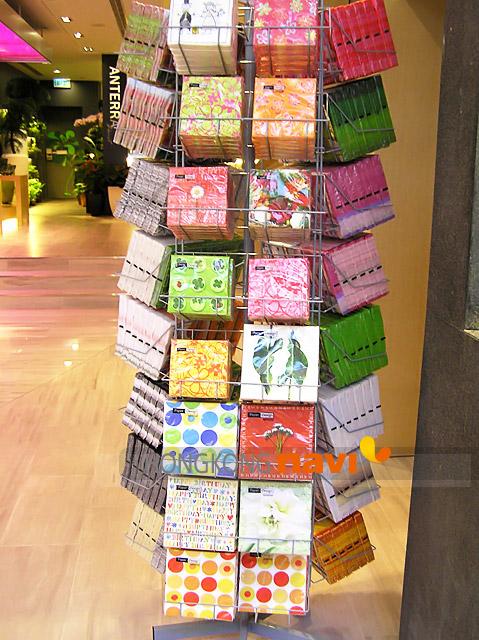 カラフルなペーパーナフキン　こんなにあると迷ってしまいますね