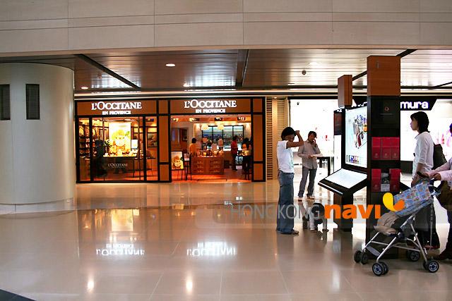 降りたら、正面すぐにおなじみL`OCCITANE 看板が見えます。