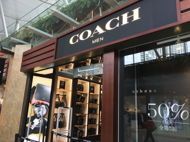COACH MENSは数件先に位置します。