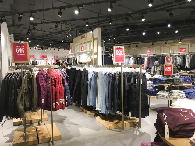 店内は広く、各シーズンのものが揃う