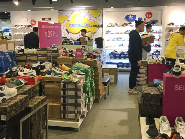 Catalogには色々なスポーツシューズブランドが揃う