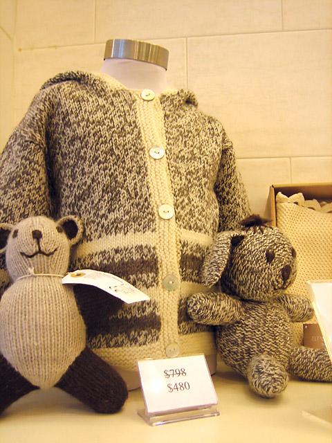 同じ素材を使ったパンダやクマのぬいぐるみもあります。