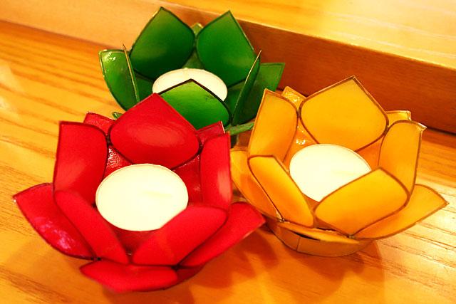蓮の花がまるで手のひらを広げたようなティーライトホルダー。色は赤、緑、黄色の3色。HK$95（大）　HK$65（小）