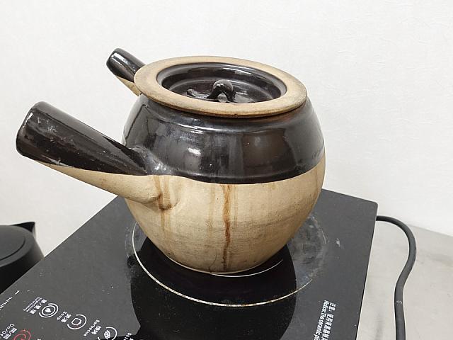 煎じるのには「砂煲」と呼ばれる土瓶を使用