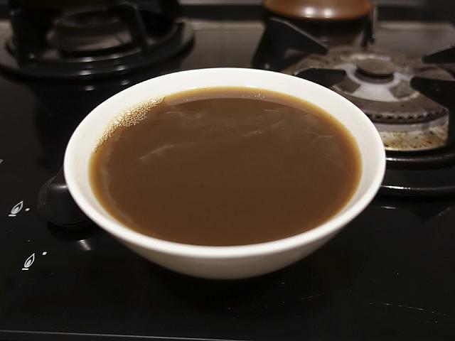 煎じ終わると濃い茶色〜黒っぽいお薬ができあがります
