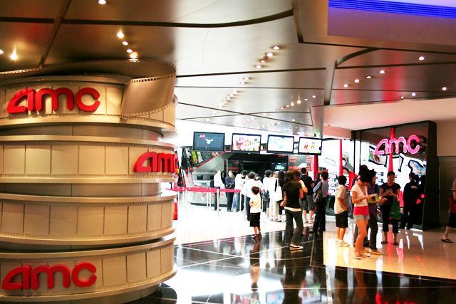 スケートリンクの奥には、AMC系列の映画館があります。館内のシートのすわり心地もよく、大学生や、カップルに人気。