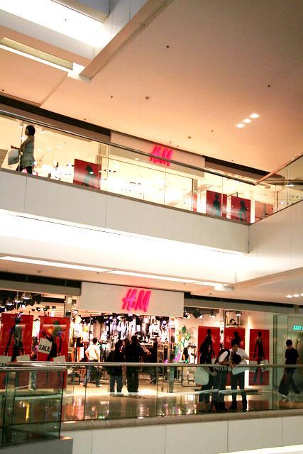 『H&M』は、L1とL2の2フロアに渡る、広いスペース。ショップ内は階段で繋がっています。