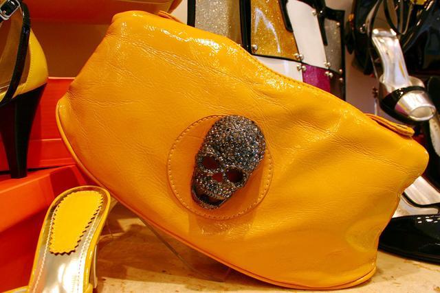 スケルトンがユニークなバッグ。ピンク、パープルあり。HK$480