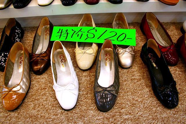 日常使いには履きやすさとリーズナブルなお値段が一番大切。ローヒールのシューズは、格安のHK$120
