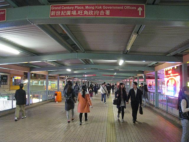 陸橋に出たら右に曲がり、そのまままっすぐ進みます。