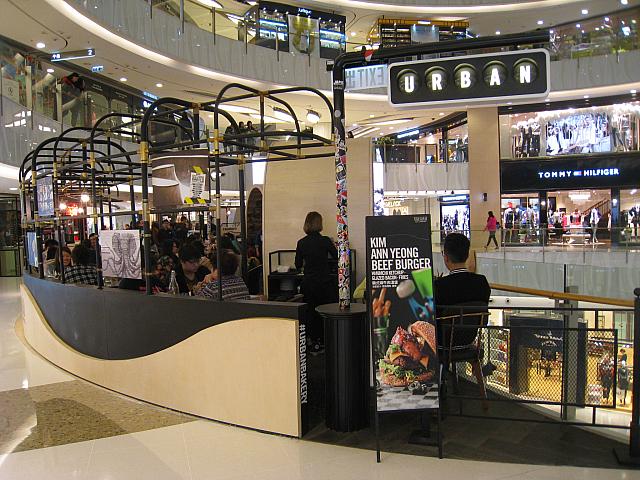 Urban Cafe<br/>L1階 Shop 121&188<br/>いつも行列ができているカフェ。