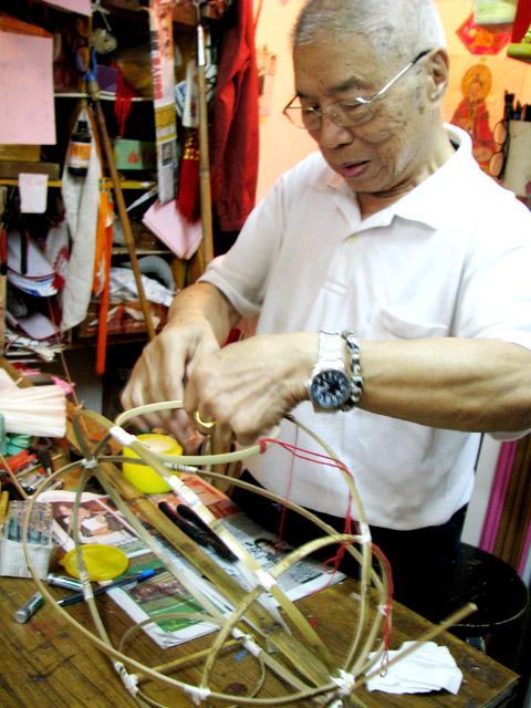 ランタンを手下げられるように、赤い糸をつけます。