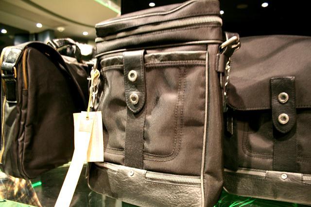 できればカバンを持ちたくないという男性にはウェストバッグを HK$528