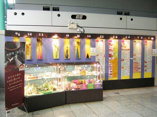 1. 入り口にあるメニューを見て選びます。