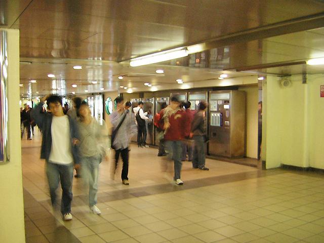 券売機が見えたら、その先右側にA出口があります。D出口へ行く場合は、さらにまっすぐ進んでください。