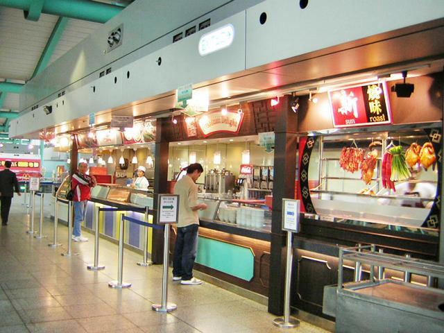 3. 引換券を、自分の注文した料理のコーナーに持って行きます。