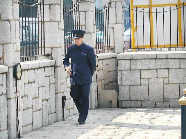 制服姿の係員のおじさんが、正午を前にして控えています。