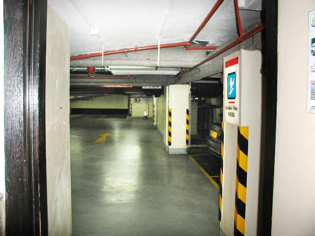 すると、地下駐車場が見えます。この駐車場をまっすぐ進んでください。