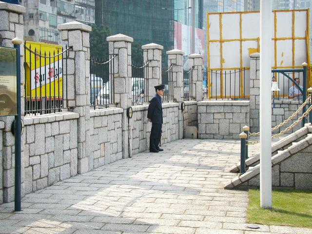 セットし終わると、おじさんはまた元の位置に戻ります。