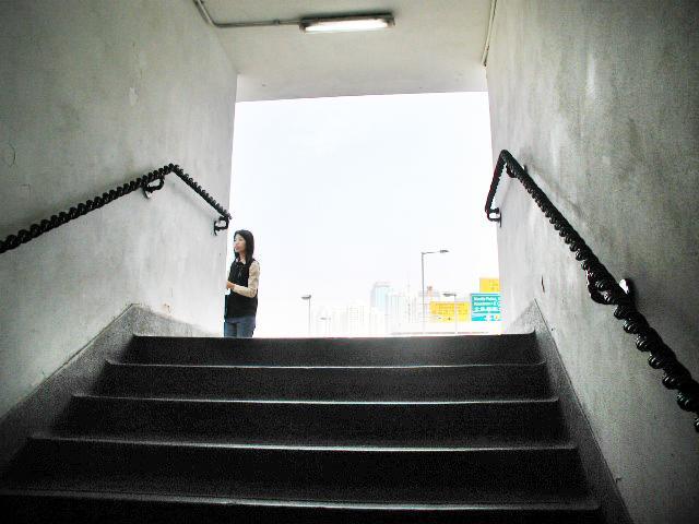 階段を上ると出口です。階段の後ろ側に大砲があります。