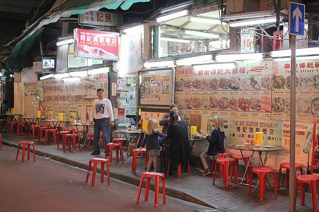 昼間は通路ですが、夜になるとテーブルがセットされます。
