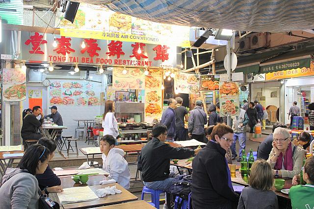 店内外とも、お客さんでいっぱいです。