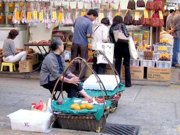 なんだか懐かしくなる物売りのおばあさん。