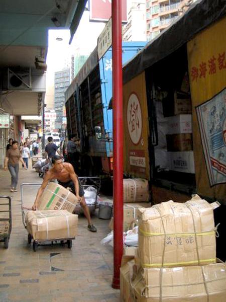 大きな貨物の積み下ろしは今でも人力。